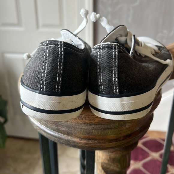 Sneakers ladies lace up gray. Very clean excellent condition. - Picture 8 of 8